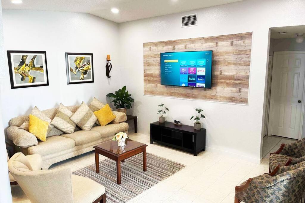 Amazing & Cozy Duplex Near Zoo Miami ! 빌라 외부 사진