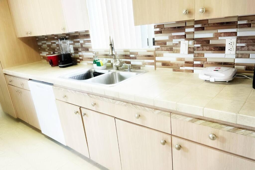 Amazing & Cozy Duplex Near Zoo Miami ! 빌라 외부 사진