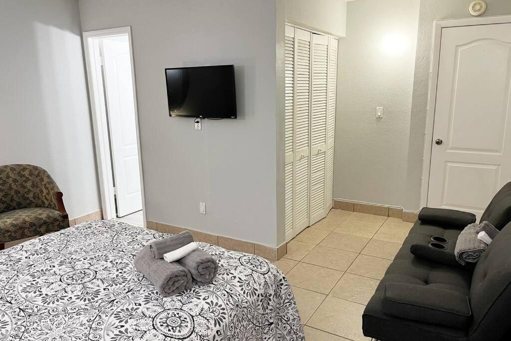 Amazing & Cozy Duplex Near Zoo Miami ! 빌라 외부 사진